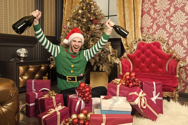 A sua noite de festa. O homem gosta de festas de Natal. Homem feliz no traje de Papai Noel comemorar feriados de ano novo na árvore de Natal. Alegria e um feliz Ano Novo — Fotografia de Stock