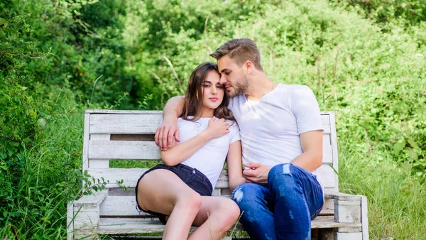 Seré tu San Valentín. camping de verano en el bosque. fin de semana rancho familiar. Una cita romántica. pareja enamorada. Moda casual. pareja relajarse al aire libre en el banco. Concepto de unidad. hombre con chica en el parque —  Fotos de Stock