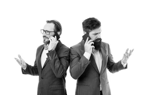 Partnerschap van mannen spreken op telefoon. samenwerking en teamwork. volwassen mannen. Agile Business. zakelijke communicatie tijdens vergadering. team succes. bebaarde zakenlieden in formeel pak. partnership concept — Stockfoto