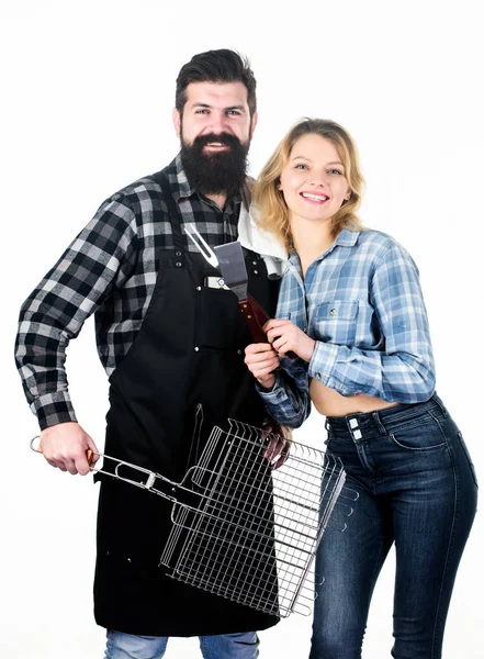 Pique-nique et barbecue. Concept culinaire. Homme barbu hipster et fille prête pour la fête barbecue. Week-end en famille. Couple amoureux tenir ustensiles de cuisine pour barbecue. Outils pour rôtir la viande à l'extérieur — Photo