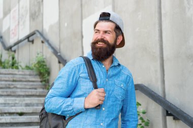 Çıkın dışarı. Erkek berber bakımı. Sırt çantalı vahşi hippi. Yürüyüş macera konsepti. şehir tarzı. Olgun hippi ve sakallı gezgin. Sakallı adam. Mutlu vahşi adam caddede yürüyor