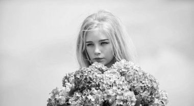 Bahar çiçekleri. Polen alerjisi. Narin kadın için nazik bir çiçek. Kız ihale sarışın ortanca çiçek buket tutun. Alerjiden arınmama hayatı. Alerji çiçeklenme mevsimini durdurun. Alerji olmadan bahar ın tadını çıkarın