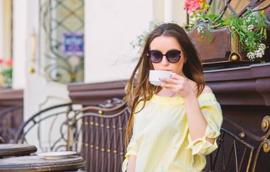 Kafede kahvaltı zamanı. Kız sabah kahvesi tadını çıkarın. Kadın dışarıda kahve içer. Huzurlu ilham verici bir an. Kız kafe kapuçino fincan dinlenmek. Kafein dozu. Enerjik başarılı bir gün için kahve