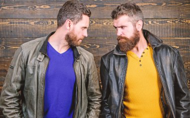 Erkeklik terlemek. Kendine güvenen rakip sıkı göz atmak. Erkeklik kavramı. Erkeklik öznitelikleri. Vahşeti güven ve erkeklik arası bağlantı. Doğru adam sakin ol. Erkekler acımasız sakallı hippi