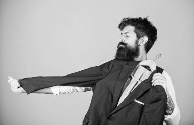 Terzi evinde. Usta terzi. Terzi dükkanında elbise ceketi kol uzunluğunu ölçme sakallı adam. Hipster Holding terzisi, alışveriş dükkanında ceket yaptı. Giyim ve terzilik