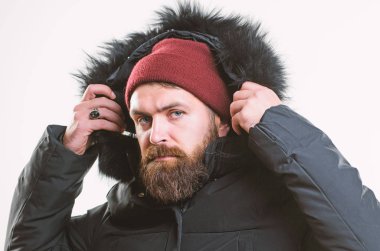 Hood sıcaklık ve hava direnci ekler. Nasıl en iyi kış ceket tercih. Kış sezonu erkek giyim. Hava geçirmez ceket kavramı. Sakallı adam ayakta beyaz arka plan üzerinde izole sıcak ceket parka