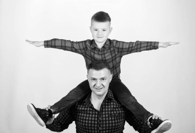 Çocukluk. Ebeveyn -lik. Babalar günü. Birlikte vakit geçiriyoruz. Baba ve oğlu kırmızı damalı gömlekli. baba adam ile küçük bir çocuk. Mutlu bir aile. özgürlüğü hissedin. birlikte uçmak sağlar