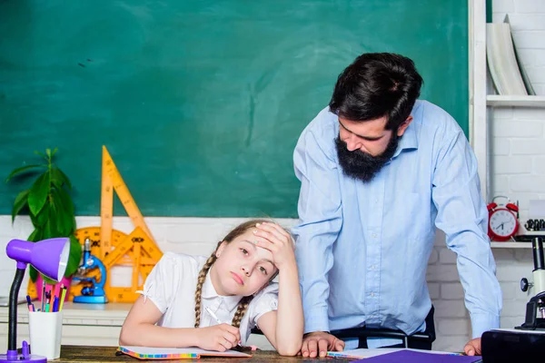 Bebaarde man leraar met moe klein meisje in de klas. dochter studie met vader. Leraren dag. terug naar school. kennisdag. Thuisonderwijs. onderwijs ontwikkeling van kinderen. zich moe voelen — Stockfoto