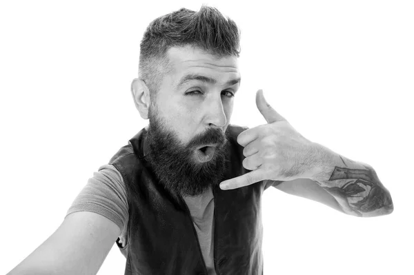 Ring mig senare. Hipster med lång skägg symbol konversation. Mobilsamtal. Mobil kommunikation. Guy skäggiga hipster Master of Communications. Ringa telefon. Bearded man visar Call Me gest — Stockfoto