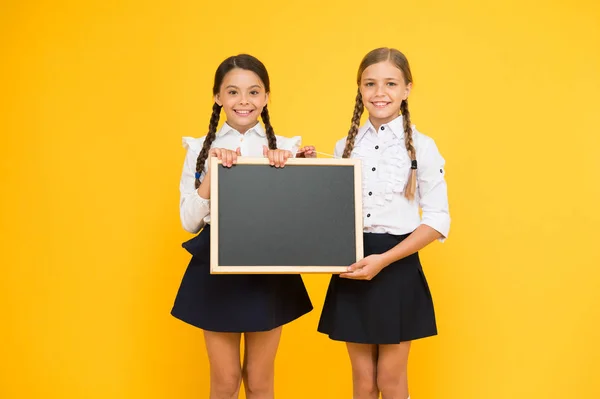 Pupils la comunidad. Horario escolar. Las alumnas de la escuela lindo espacio de copia de pizarra. Concepto de anuncio escolar. Informando cambios. Compañeros de clase iniciativa equipo amarillo fondo. Únete al club escolar —  Fotos de Stock