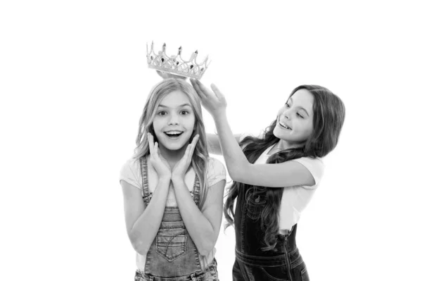 Uma recompensa rica. Menina colocando coroa na cabeça do pequeno vencedor rainha da beleza como recompensa. Adorável mini Miss concurso de beleza vencedor tendo recompensa pelo sucesso. Concedendo com prêmio e recompensa — Fotografia de Stock