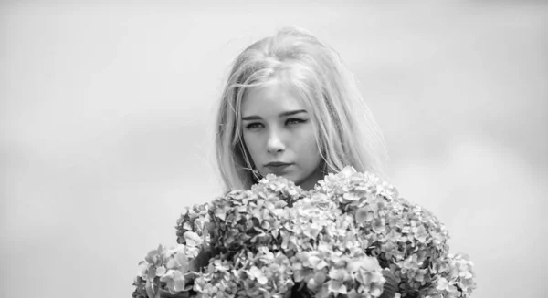 Floresce na primavera. Alergia ao pólen. Flor suave para mulher delicada. Menina tenra loira segurar hortênsia flores buquê. Vida livre de alergias. Pare a estação de floração da alergia. Desfrute da primavera sem alergia — Fotografia de Stock