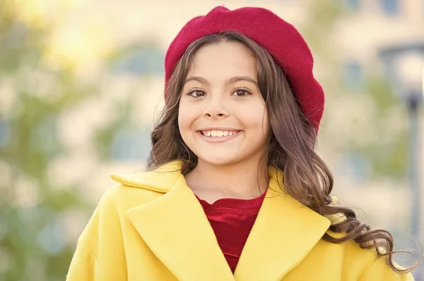 Chapéu acessório francês detalhe da moda. Garota boina chapéu brilhante. Chapéu de outono acessório de moda. Temporada de outono tendência francesa. Menina andar fundo desfocado. Charmoso pouco estilo francês menina da moda — Fotografia de Stock