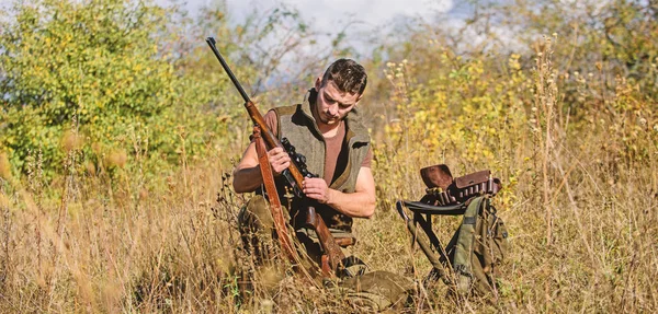 Lo que debe tener mientras caza entorno natural. Hombre con equipo de caza de rifles fondo de la naturaleza. Recarga el concepto de rifle. Equipo de caza y medidas de seguridad. Prepárate para la caza — Foto de Stock