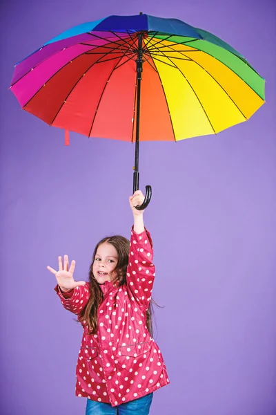 가을 패션. 비 보호. 무지개. 긍정적 인 분위기의 쾌활한 힙스터 아이. 화려한 우산행복 한 어린 소녀입니다. 비옷을 입은 어린 소녀. 그냥 재미 — 스톡 사진