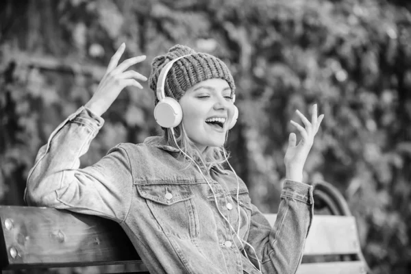 Modern teknik istället för att läsa. lyssna på musik i parken. hipster kvinna i hörlurar. koppla av med modern teknik. hipster flicka med MP3-spelare. ljud boken. stil och musik. modern teknik — Stockfoto