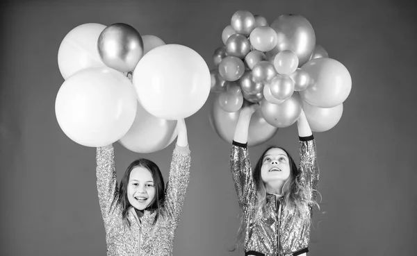 Festa de aniversário. Felicidade e momentos alegres. Infância despreocupada. Comece esta festa. Irmãs organizam festa em casa. A divertir-se. Festa temática de balão. Meninas pequenos irmãos perto de balões de ar — Fotografia de Stock