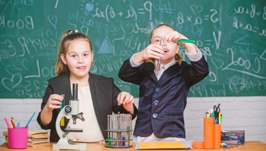 Bilim kavramı. Spor salonu öğrencileri derinlik çalışmada, Doğa Bilimleri ile. Özel okul. Okul projesi araştırma. Okul deney. Kızlar okul üniforması onların hipotez kanıtlayan ile meşgul