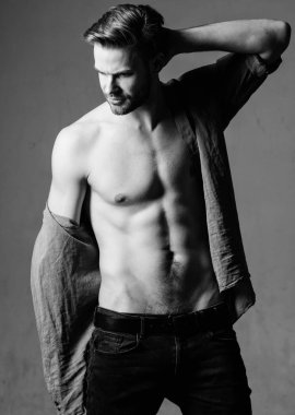 Çıplak gövdeli altı paket seksi adam. Fitness diyeti. Arzu ve ayartma. Atlet adam, saç. Spor sonrası kas eğitmeni. Seksi kaslı maço. Erkek modası ve güzelliği. Fitness adanmış