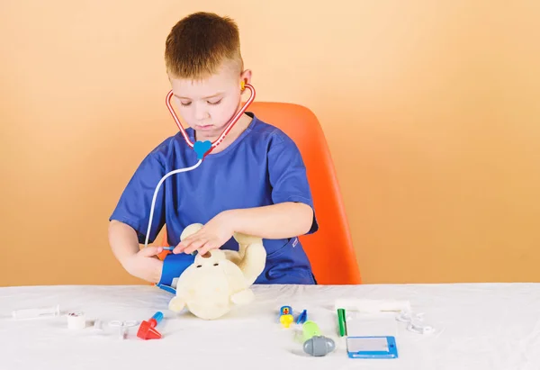 Krankenschwester Laborantin. Hausarzt. Behandlungsrezept. Kinderarzt mit Stethoskop. Krankenhaus. Medizin und Gesundheit. Kinderarztpraxis. Kleiner Junge in Arztuniform. möchte Krankenschwester werden — Stockfoto