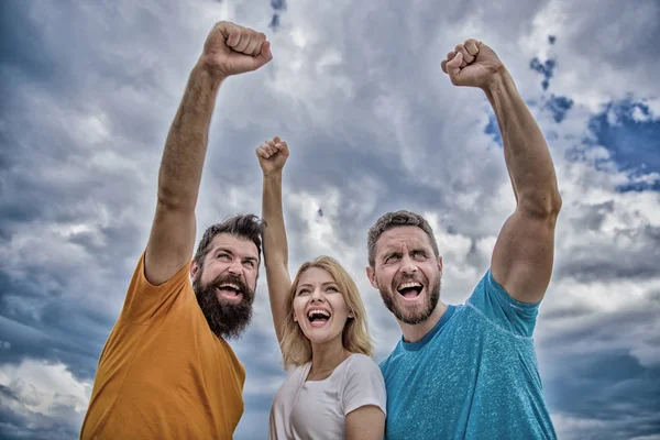 On peut le faire. Femme et les hommes regardent avec succès célébrer fond de ciel de victoire. Trio debout heureux avec les poings levés. Comportements de l'équipe gagnante. Célébrez le succès. Façons de construire une équipe réussie — Photo