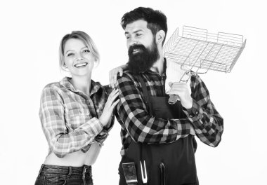 Evde güzel vakit geçiriyorsun. Adam sakallı hipster ve kız. Hazırlık ve mutfak. Piknik barbeküsü. yemek pişirme. Aşık çift mutfak eşyaları tutun. Aile hafta sonu. Et kavurma araçları