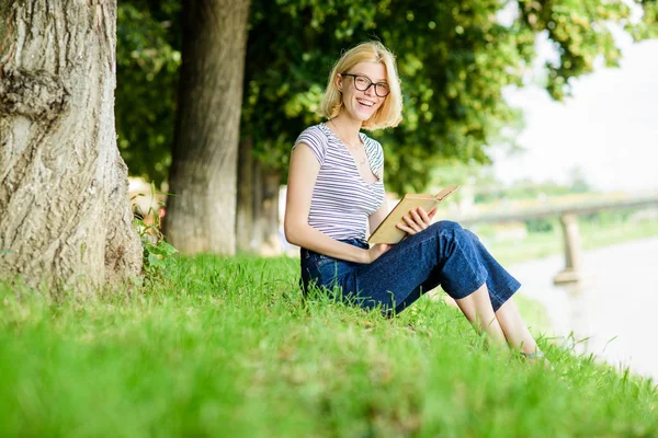 Zajímavý příběh. Uvolněte se a získejte nové informace. inspirován novým autorem. studentka s knihou venku. Žena v parku čte knihu. číst je můj koníček. Letní studium. Kniha beletrie — Stock fotografie