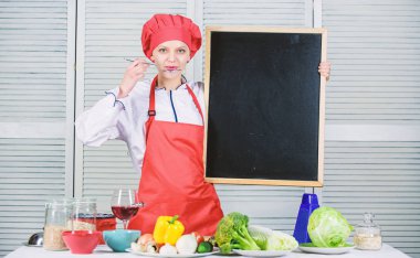 Özel aşçılık okulu. Aşçılık sınıfında usta aşçı. Boş tahtada kaşık tutan güzel bir kadın. Aşçılık okulunda aşçılık eğitimi. Baş aşçı öğretmenlik ana sınıf, kopya alanı