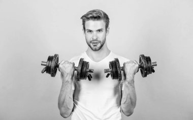 Kaslı adam dumbbell ile egzersiz. Sportsman güçlü kaslar eğitim. Spor ekipmanları. Fitness ve vücut geliştirme sporu. Spor yaşam tarzı. Spor motivasyonu. Yakışıklı adam egzersiz. Spor salonunda egzersiz