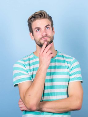 Zor bir soru. Adam ciddi yüz düşünceli. Bazı şüpheler içinde sınat. Hipster sakallı yüzü bir şeyde emin değil. Mavi arka planda düşünceli bir adam. Düşünceli ifade. Düşünmem gerek. Çözüm bul