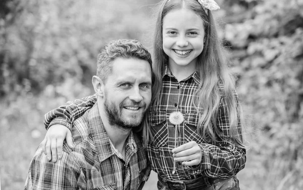 Padre niña disfrutar del verano. Papá y su hija soplando semillas de diente de león. Evita que las alergias arruinen tu vida. Concepto de alergias estacionales. Superar las alergias. Las preguntas más grandes sobre la alergia al polen — Foto de Stock