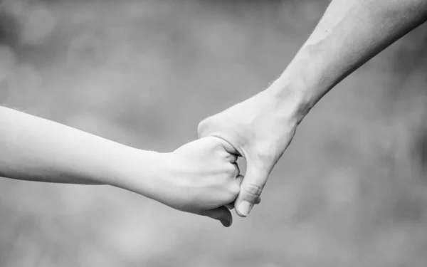 Aiuto e supporto. padre tiene il bambino per mano. Mani unite. valori familiari e amore. tempo di legame familiare. Mani unite. concetto di sostegno. genitorialità e genitorialità. sentirsi al sicuro — Foto Stock