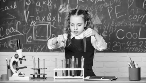 Reageerbuisjes met stoffen. Formeel onderwijs. Toekomstige microbioloog. School laboratorium. Meisje slimme student uitvoeren school experiment. Scholieren studie chemische vloeistoffen. School chemie les — Stockfoto