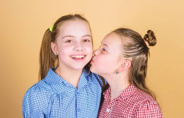 Sonsuza kadar en iyi arkadaşlar. Mutlu çocukluk. Kız kardeşler birlikte eğleniyor. Sevimli kız kardeşler gülümseyen yüzler. Aile sevgisi. Kardeşlik kavramı. Mutlu çocuklar birlikte oynar. Kız kardeşe sahip olmak her zaman eğlencelidir.