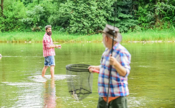 Pesca de agua dulce lago estanque río. Hombres barbudos capturando peces. Hombre maduro con amigo pescando. Vacaciones de verano. La vida siempre es mejor cuando estoy pescando. Pescador con caña de pescar. Actividad y hobby —  Fotos de Stock