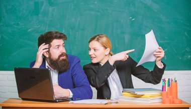 Çalışmaya konsantre oldun. öğretmen ve öğrenci sınavda. iş çift dizüstü bilgisayar belgeleri kullanın. işadamı ve sekreter. Okula geri dön. Örgün olmayan eğitim. kağıt işleri. ofis hayatı. Araştırma yapmak