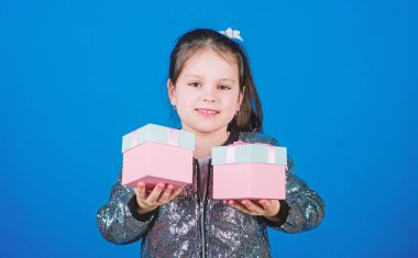 Birini seç. Hediye kutuları mavi arka planlı kız. Kara Cuma. Alışveriş günü. Sevimli çocuk hediye kutuları taşır. Sürpriz hediye kutusu. Doğum günü dilek listesi. Mutluluk dünyası. Özel her gün olur