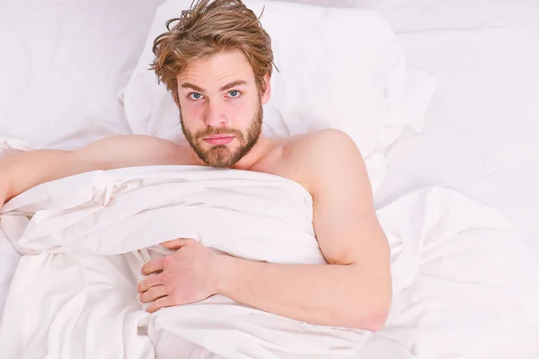Obrázek ukazuje mladý muž v posteli. Oči člověka jsou uzavřeny s relaxací. Ráno postel aktivní legrační. — Stock fotografie