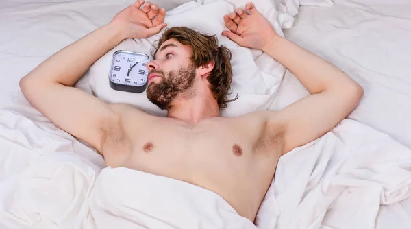 人的眼睛闭着，放松了。快乐的年轻人早上睡觉后就醒了。性感肌肉的年轻人睡在床上的顶视图. — 图库照片