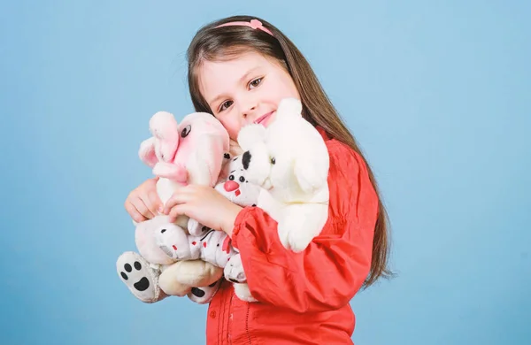 Mi amigo gracioso. Feliz infancia. Cumpleaños. Niña jugando en la sala de juegos. niña pequeña con juguete de oso suave. psicología infantil abrazando a un oso de peluche. tienda de juguetes. Día de los niños. Mejor amigo — Foto de Stock