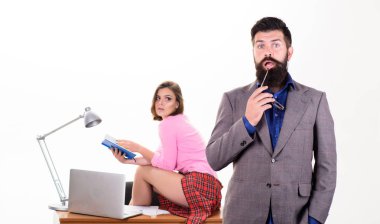 Sakallı patron seksi kız çalışan dizüstü önünde durmak. Ofis yöneticisi veya sekreter. Seksi bayan ofis çalışanı. Seksi kişisel sekreter. Arzu dolu. İş yerinde ezmek cinsel isteği arttırır