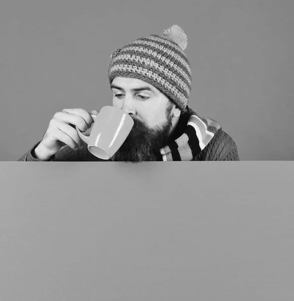 Conceito de estação de outono e bebida quente. Hipster com barba — Fotografia de Stock