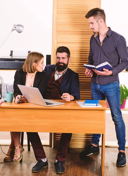 Praca w męskiej zdominowanej pracy. Kobieta atrakcyjna pani pracuje z mężczyznami kolegów. Koncepcji zbiorowej pakietu Office. Współpracownicy komunikują się, rozwiązując zadania biznesowe. Wspólna praca. Zarządzanie procesem — Zdjęcie stockowe