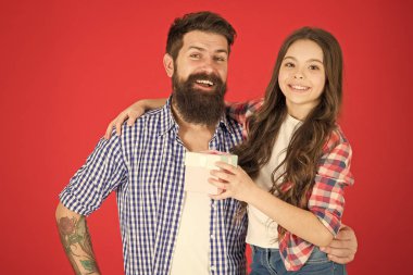 Dostluk ilişkileri. Babası hippi ve kızı. Hediye sürpriz. Mutlu Babalar günü. Adam baba ve sevimli küçük kız kız kırmızı zemin üzerine sakallı. Babalar Günü'nü kutluyorlar. Aile değerleri kavramı