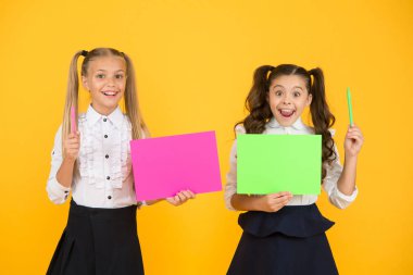 Kendi projelerini sunan çocuklar. Ana konuyu açıkla. Kız okul üniforması posteri. Görsel iletişim konsepti. Okul arkadaşlığı. Liseli kızlar gösteri afişi. Sunum poster kopyalama alanı