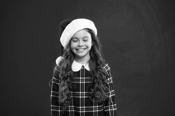 Boas férias de inverno. Menina pequena. Presente para o Natal. Infância. Criança no chapéu vermelho do Pai Natal. Compras de Natal. Festa de Ano Novo. Miúdo do Pai Natal. Boas festas. rindo o tempo todo — Fotografia de Stock