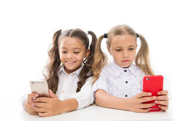 未来是移动的。小女孩使用智能手机隔离在白色。小孩子在手机上上视频课。让学生为未来的生活做好准备。未来的数字技能职业生涯。未来 — 图库照片