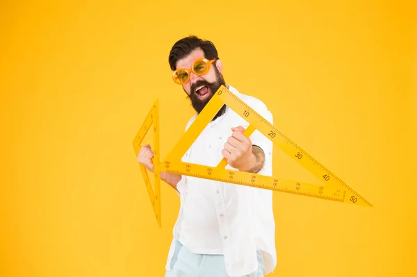 Estudante inteligente. Professor de geometria. Estudante usando instrumento de medição. Estudante do corpo docente de arquitetura de engenharia. De volta à escola. Formação universitária. Lição de matemática masculina. Triângulo nerd barbudo — Fotografia de Stock