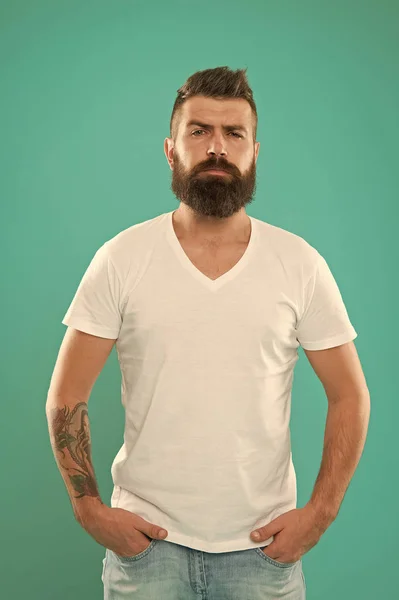 Hombre barbudo hipster elegante barba fondo turquesa. Las puntas de barbero mantienen la barba. Barba elegante y cuidado del bigote. Aspecto hipster. Estilizando suministros de barba. Barba moda y concepto de barbero — Foto de Stock