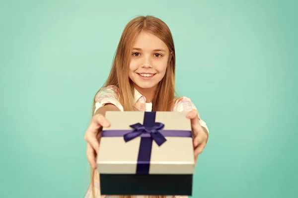 Angenehme Überraschung. Mädchen halten Geburtstagsgeschenkbox. Jedes Kind träumt von einer solchen Überraschung. Geburtstagskind tragen Geschenk. Geschenke machen. Geburtstagswunsch. Glück und Freude. Happy Birthday Konzept — Stockfoto